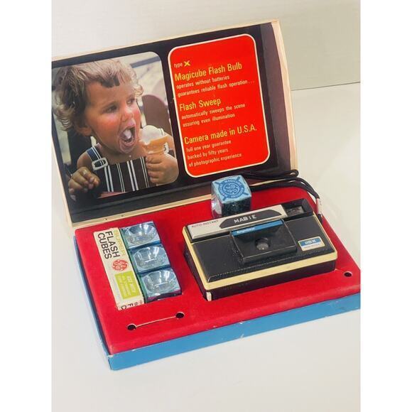 Keystone 115x W/ Magic Cube - Instant Loading Film Camera - Picture 2 of 9